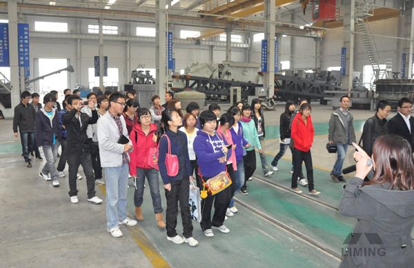 河南工业大学师生参观黎明重工车间